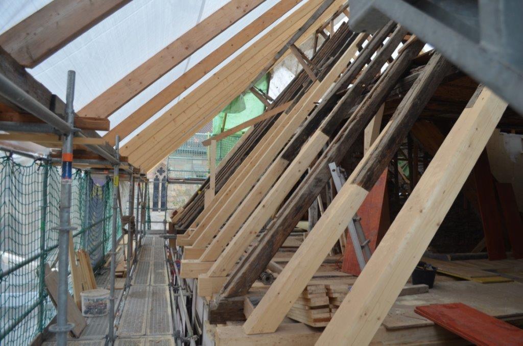 Die Balken des Dachstuhls werden erneuert